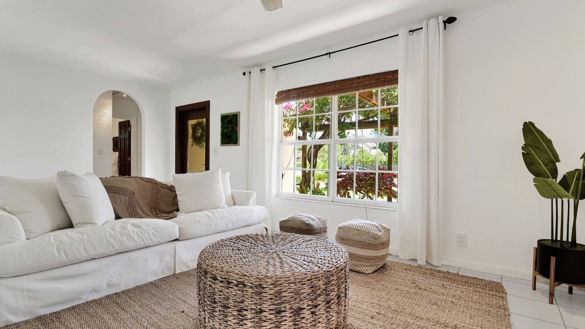 Tropic Palms House | New Waterfront Beachy Bungalow