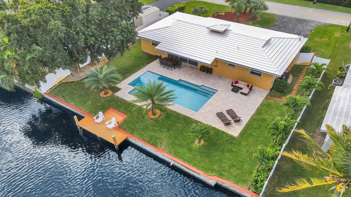 North Corals House | NEW Waterfront Heated Pool/Jacuzzi 2mi to Beach-Fishing Pier, Kayaks, EVCharger