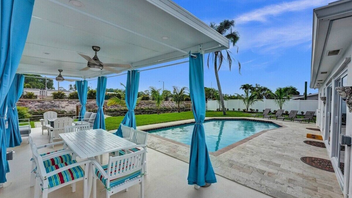 Golfview Harbor House | *NEW* Waterfront Tropic Oasis: Pool / Canal / Dock / Air Hockey!