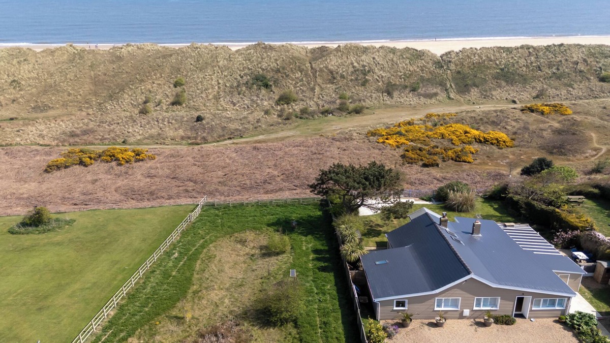 Winterton-on-Sea House | *NEW* White Horses, OPEN Sea Views over unspoilt dunes. Walk to the Beach & Pub!