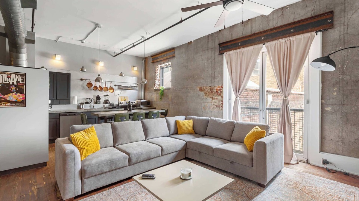 Central City Apartment | New York Style Flat| Covered Parking| Sleeps 8| DT
