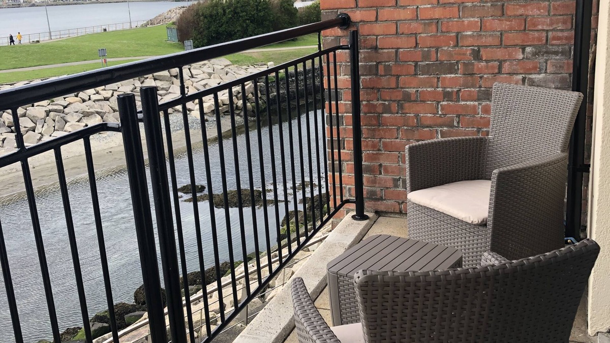 Newcastle Apartment | Newcastle Seafront apartment with WiFi & Parking