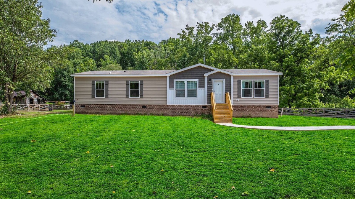 Gaffney Other | Newer 3-bedroom country farmhouse with bold creek & hot tub in Gaffney! Sleeps 5