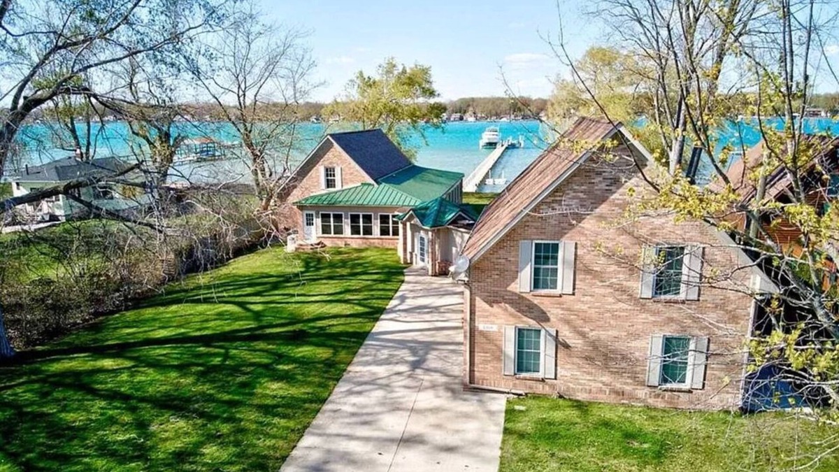Anchorville House | Newer Cottage on the Lake, ample space for boats