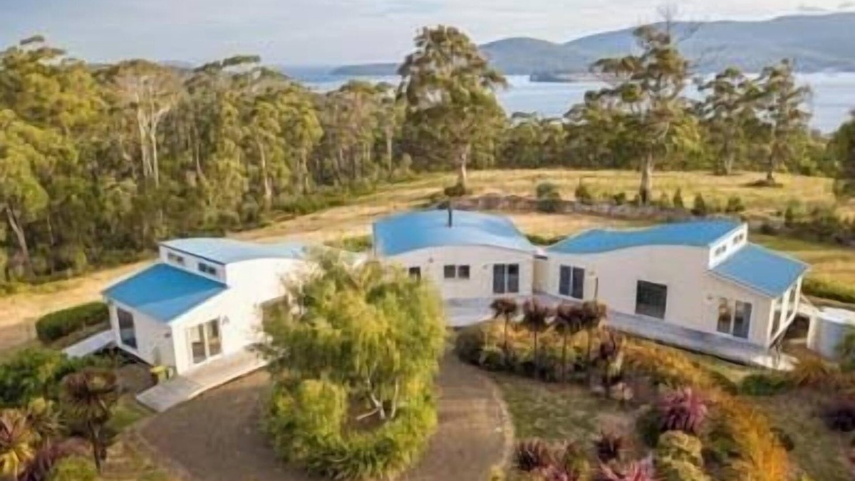 Dover House | NewHaven, private retreat overlooking Dover Bay