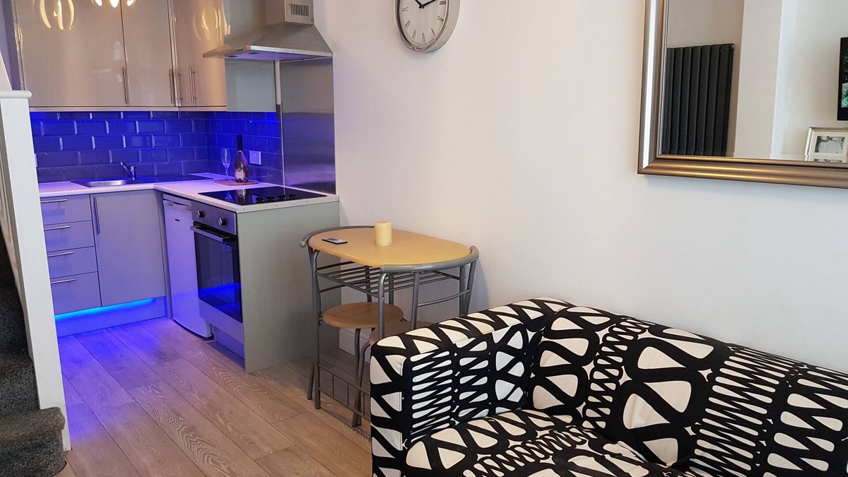 Beddington North Apartment | Newly built 2 Bedroom apartment 30 mins to central london- free parking-