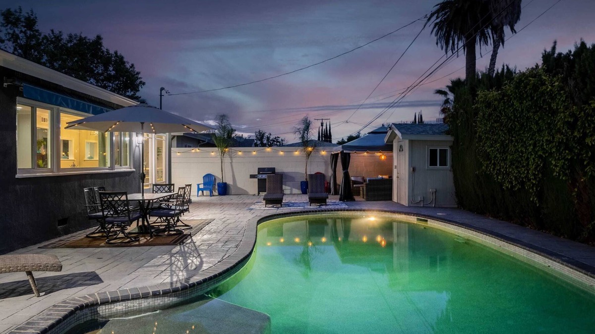 Reseda House | *Newly Built 4BR! Pool, Cabana, BBQ in Prime LA!*