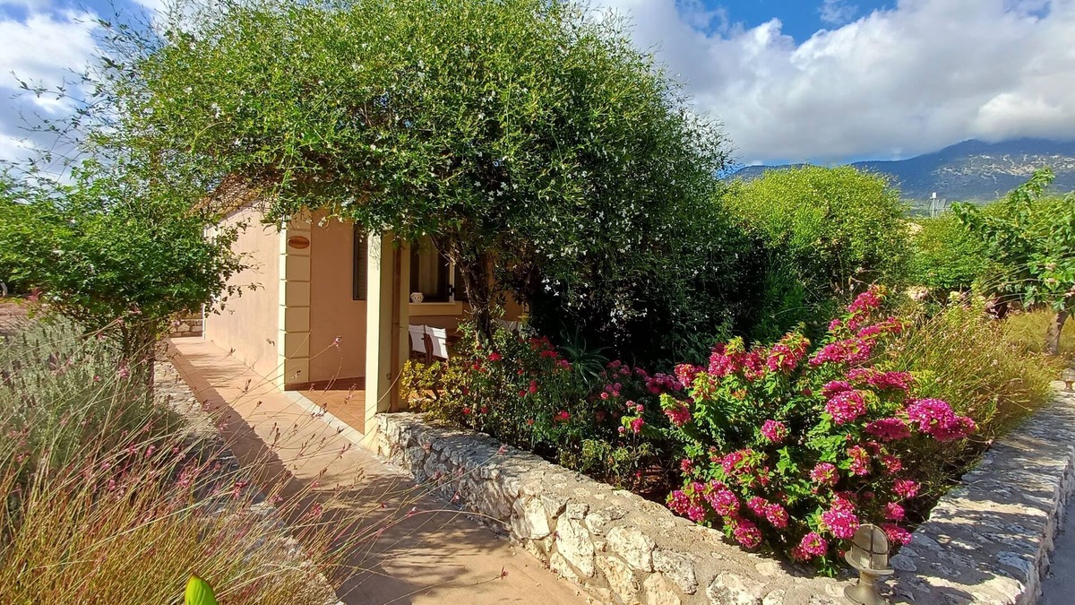 Vlachata House | Newly Built and Independent Villas, with Great Sea and Mountain Views