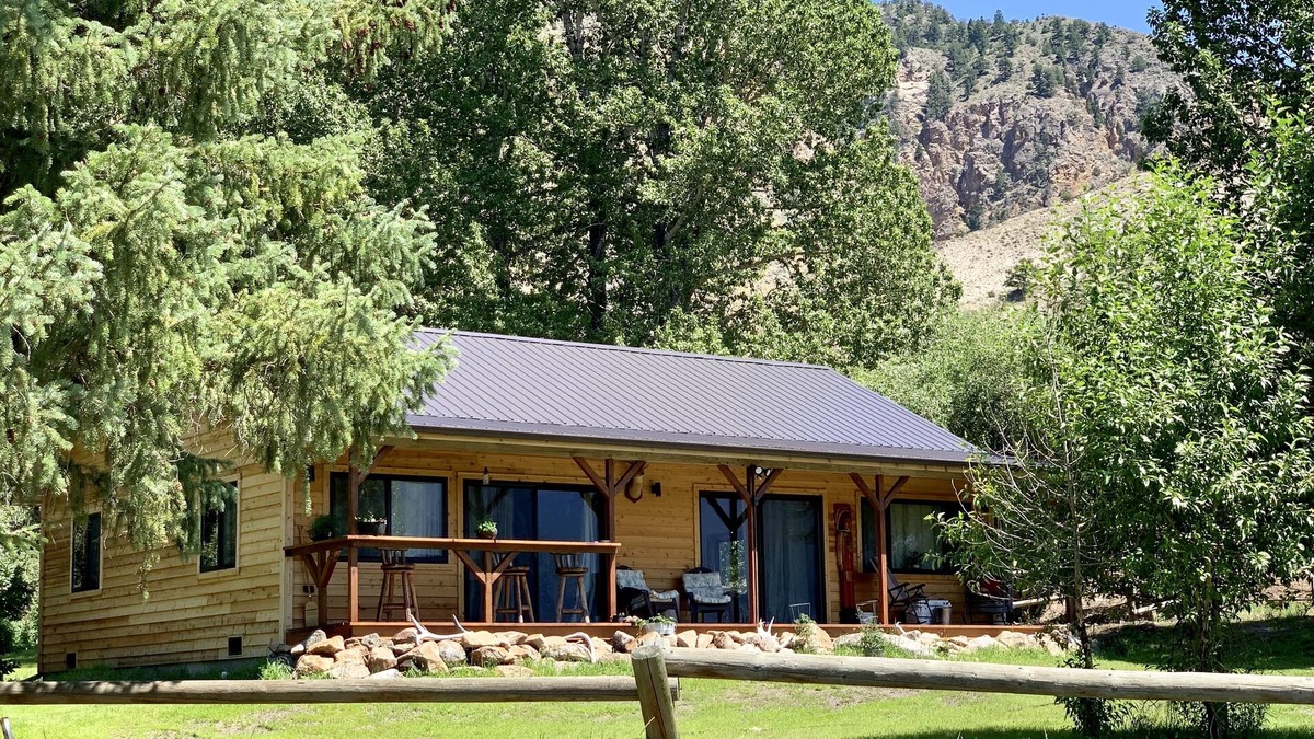 Gardiner Cabin | Newly built Sage Cabin -4 miles from YNP & Hot Springs in 13 acre horse ranch.