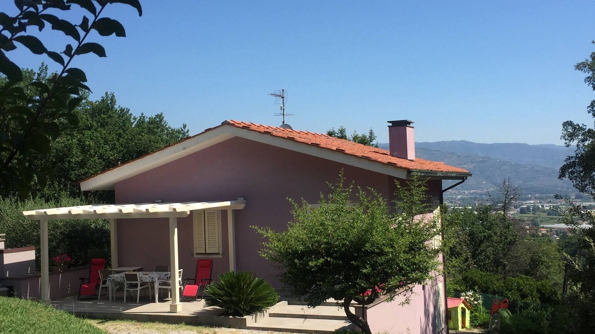 Montecarlo House | Newly built villa immersed in the oak, pine and strawberry tree woods