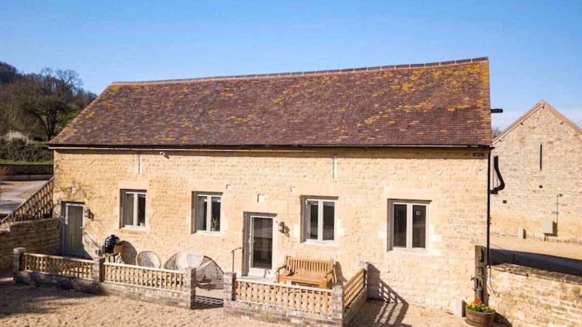 Haresfield House | Newly Converted Stables at Stunning Cotswold Farm