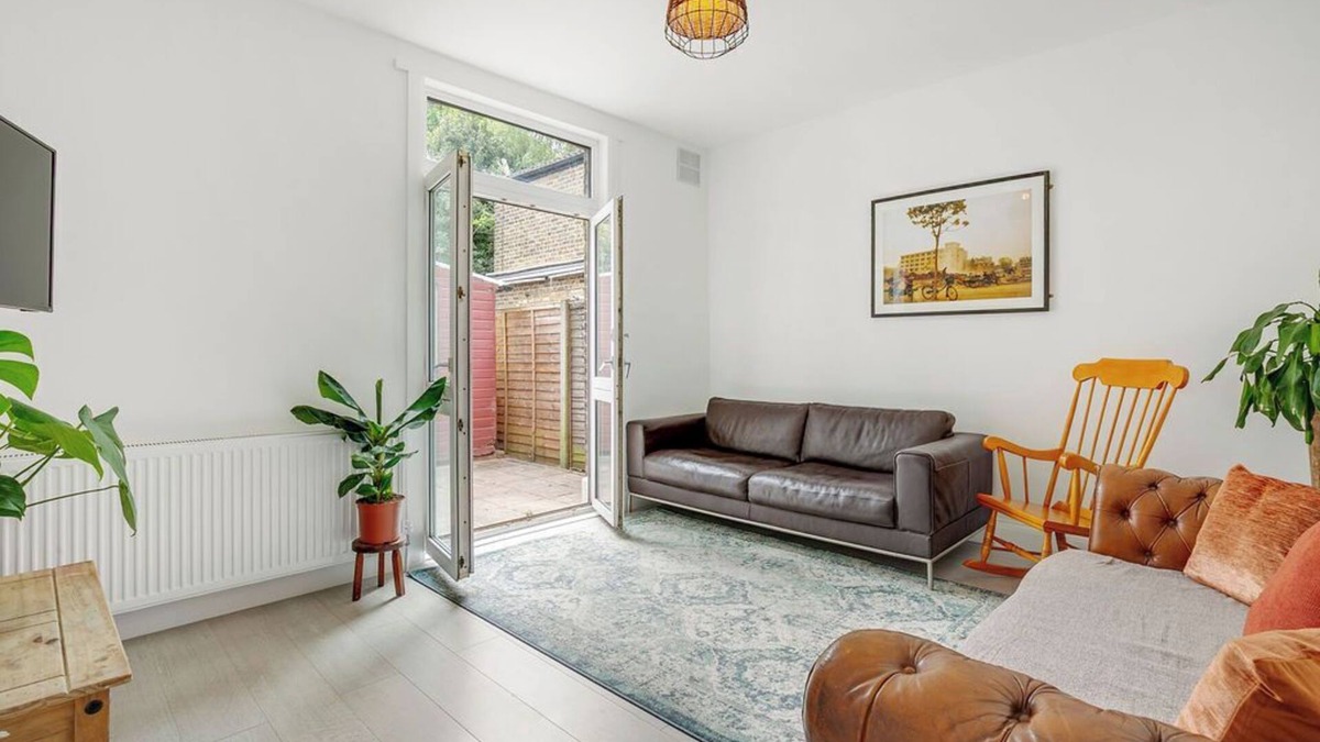 Waltham Cross House | Newly Decorated, Spacious House with Parking and near Train Station