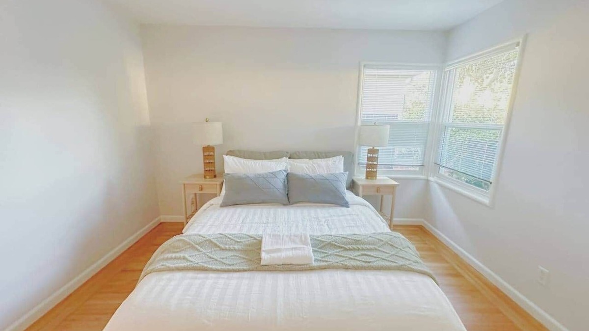 Duveneck - St. Francis House | Newly Furnished Retreat, 5 Min to Stanford & Downtown Palo Alto