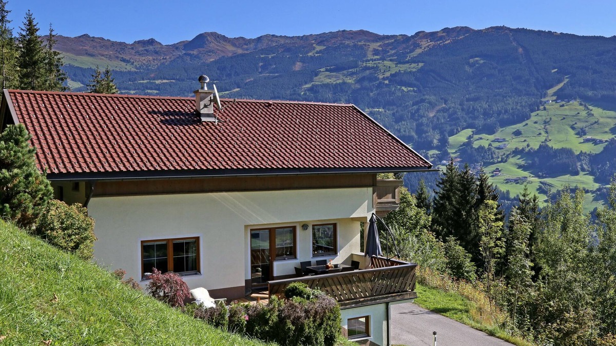 Zellberg Apartment | Newly furnished vacation home, with mountain view, sun terrace and free WLan.