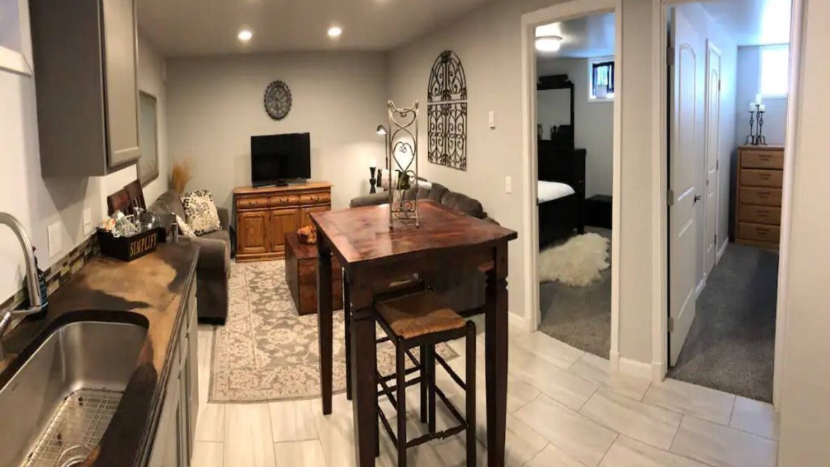 Twin Falls House | Newly listed, executive apartment, hot tub, great for adventure!