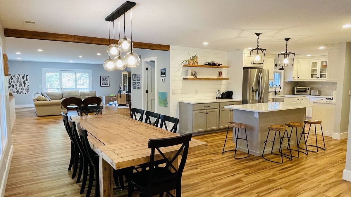 Mayfield House | * Newly Listed Lake House! Sleeps up to 12. Large sandy beach & swim area *