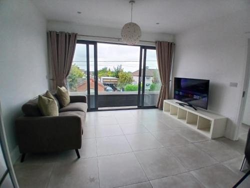 Dublin Hotel | Newly Refurbed 2BD Wraparound Balcony 5km to City