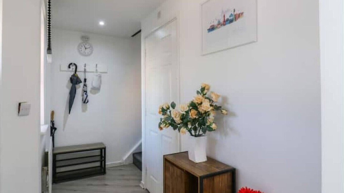 Deptford House | Newly Refurbished London House with Garden, Parking and 2 Bathrooms