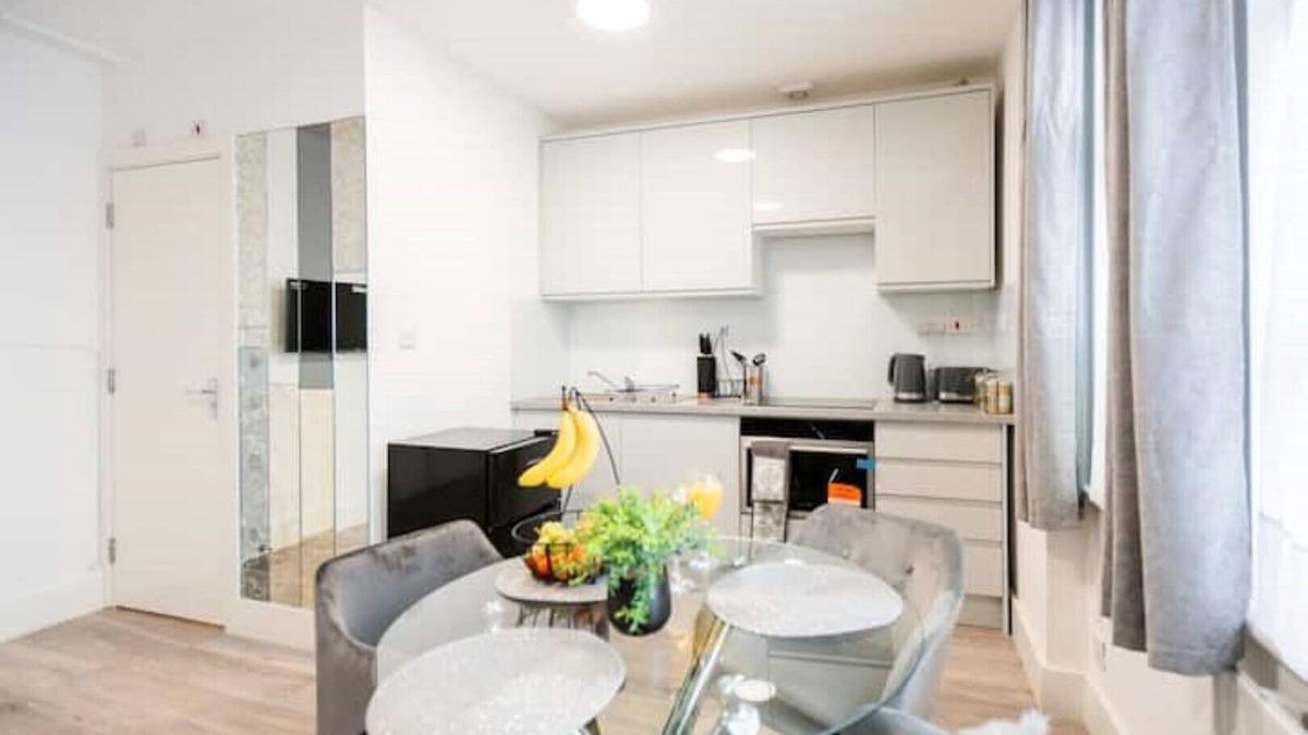 College Park and Old Oak Apartment | Newly refurbished Studio in Kensal green