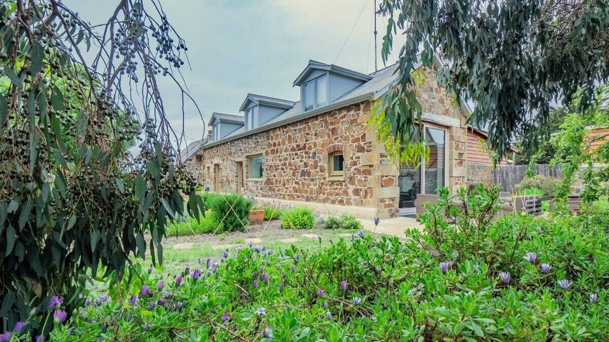 Little Swanport House | *Newly relisted* Coach House at Lisdillon Vineyard