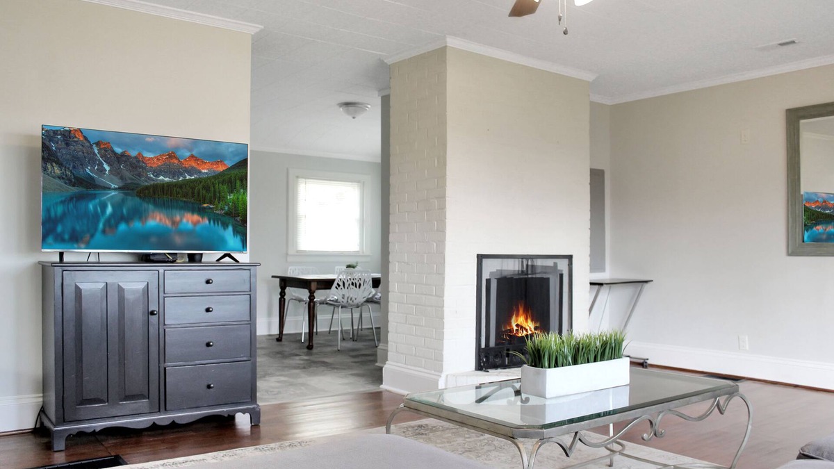 Marion House | Newly remodeled 2 bedroom minutes to downtown Marion