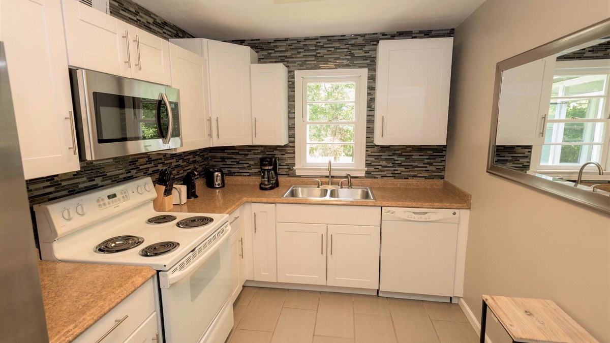 Cottondale House | Newly Remodeled 3 Bedroom 1 bath 5 miles from UA Great monthly rates!