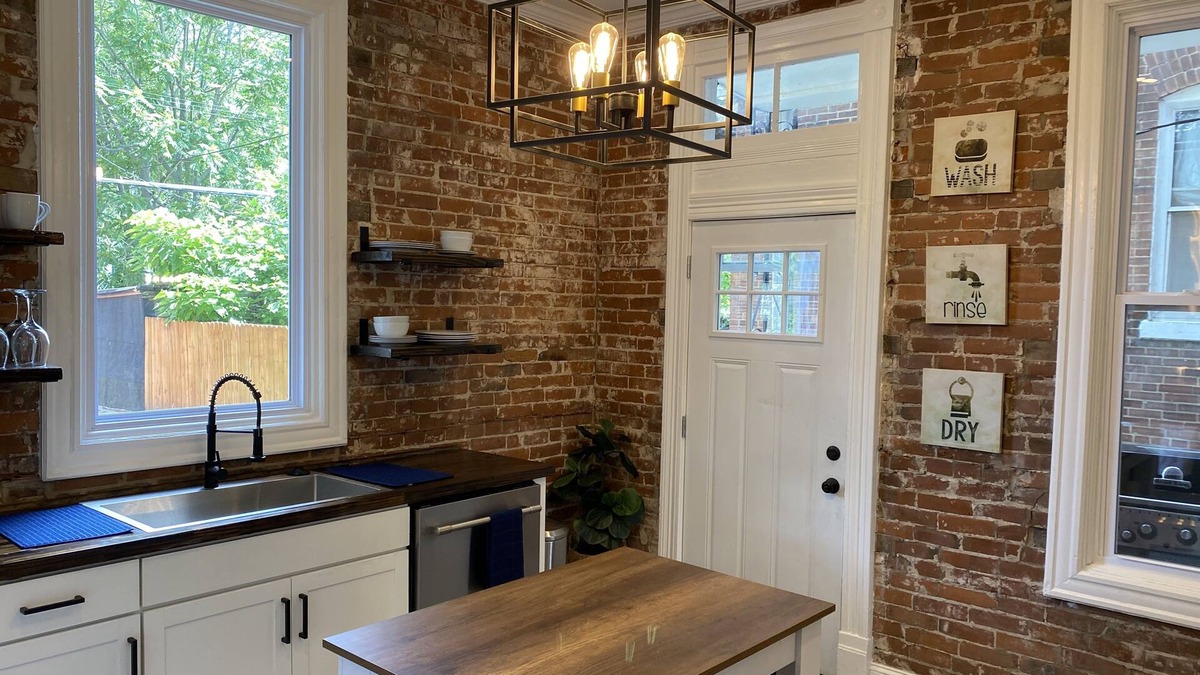 St. Louis House | Newly Remodeled 3 Bedroom - Off Street Parking
