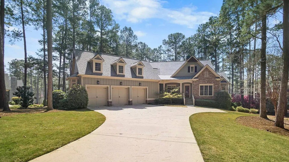 Lake Oconee House | Newly remodeled 5/6-bedroom house on the 14th green at Reynolds Lake Oconee.