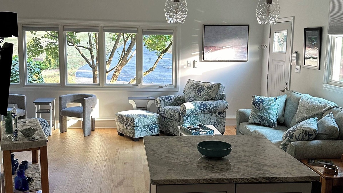 Oak Hill Apartment | Newly remodeled apartment in a serene setting!