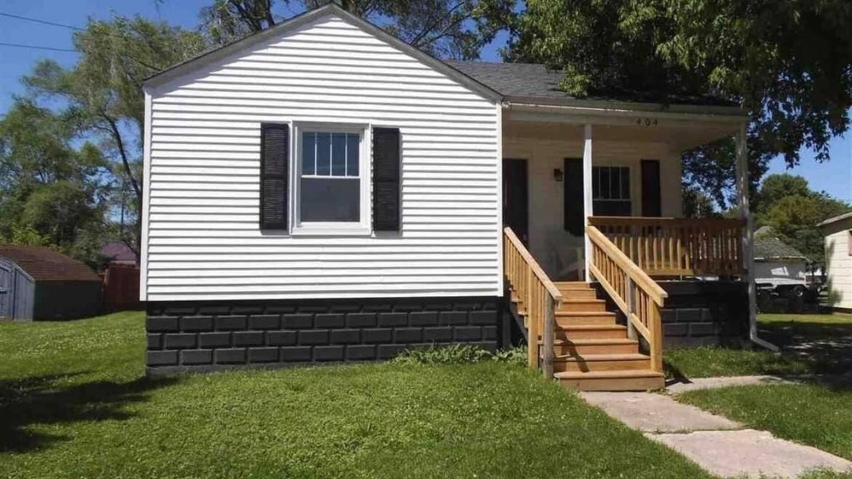 Linwood House | Newly remodeled cottage & heated barn only minutes from the Marina!