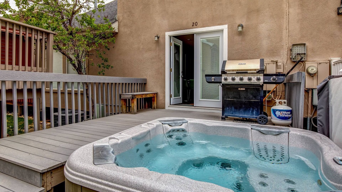Cottonwood Heights House | Newly remodeled home w/arge private hot tub, fireplace, & nearby park