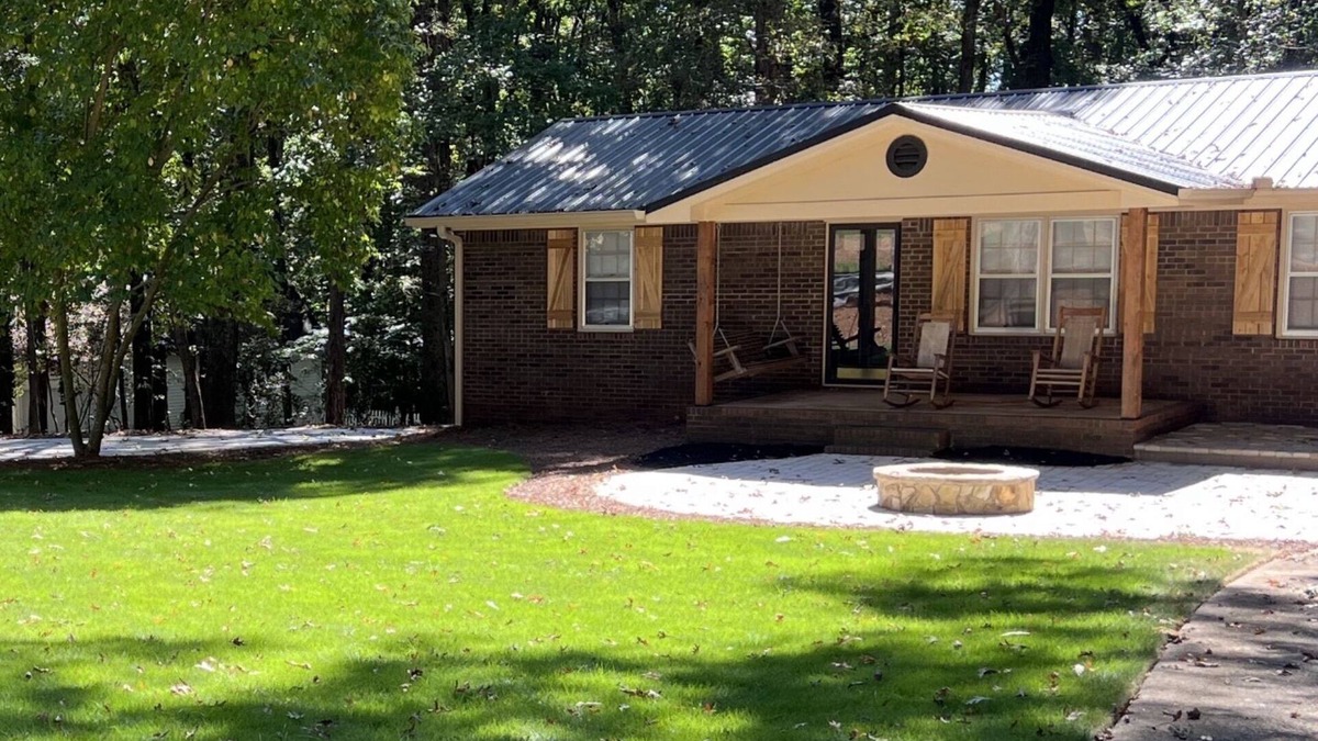 Jefferson House | Newly Remodeled Home in Quiet and Safe Neighborhood.
