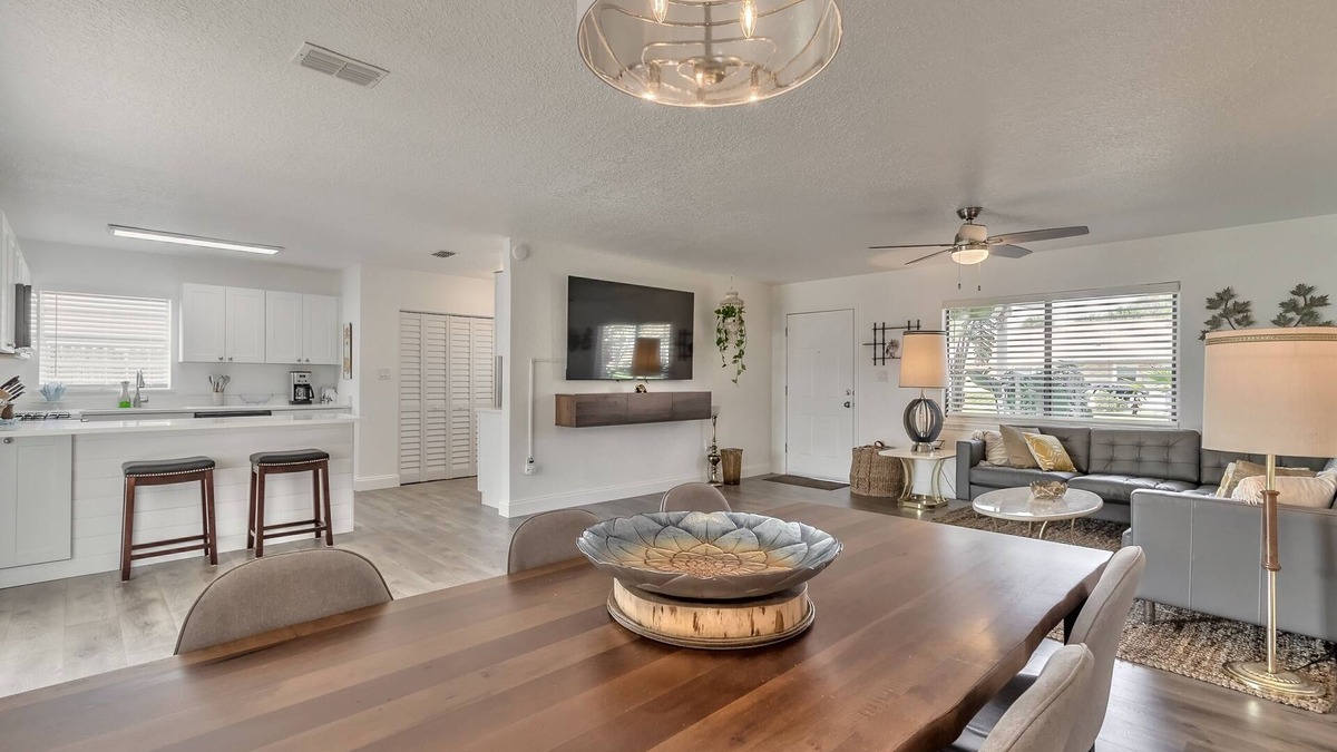 Edgewater House | Newly remodeled house just steps away from the FL Intracoastal with boat parking