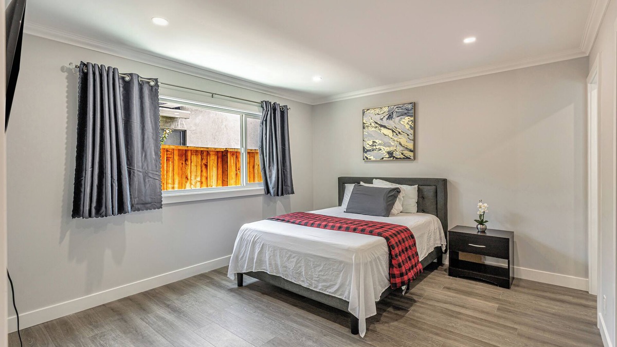 Silver Creek House | Newly Remodeled Spacious 5-bedroom house in SJ with FREE/WIFI/LAUNDRY/PARKINGS