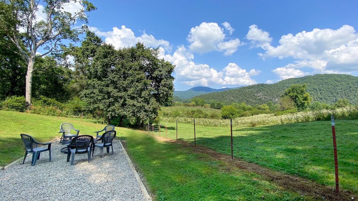 Townsend Cabin | Newly Remodeled- Spacious, Family-Friendly Cabin- Hot Tub, Arcade Room, Fire Pit