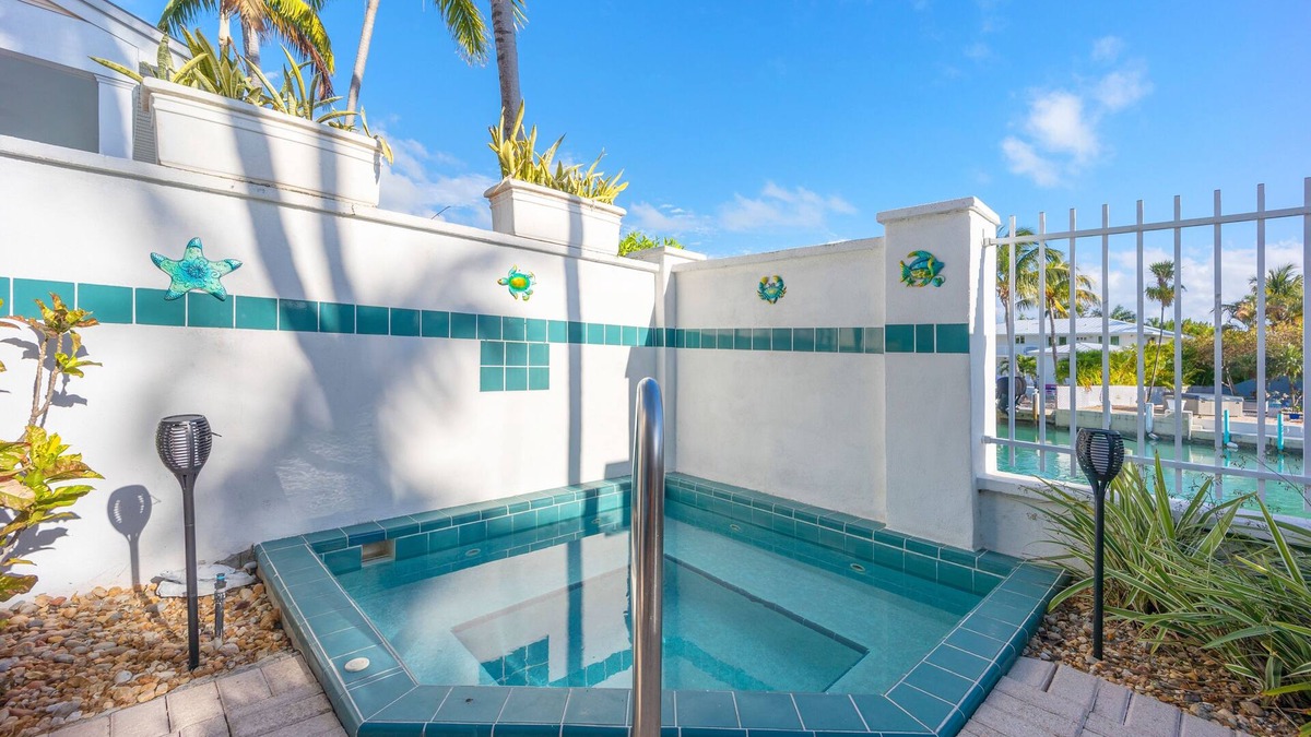 Marathon House | ★Newly remodeled tropical townhome★ Private plunge pool close to fun activities