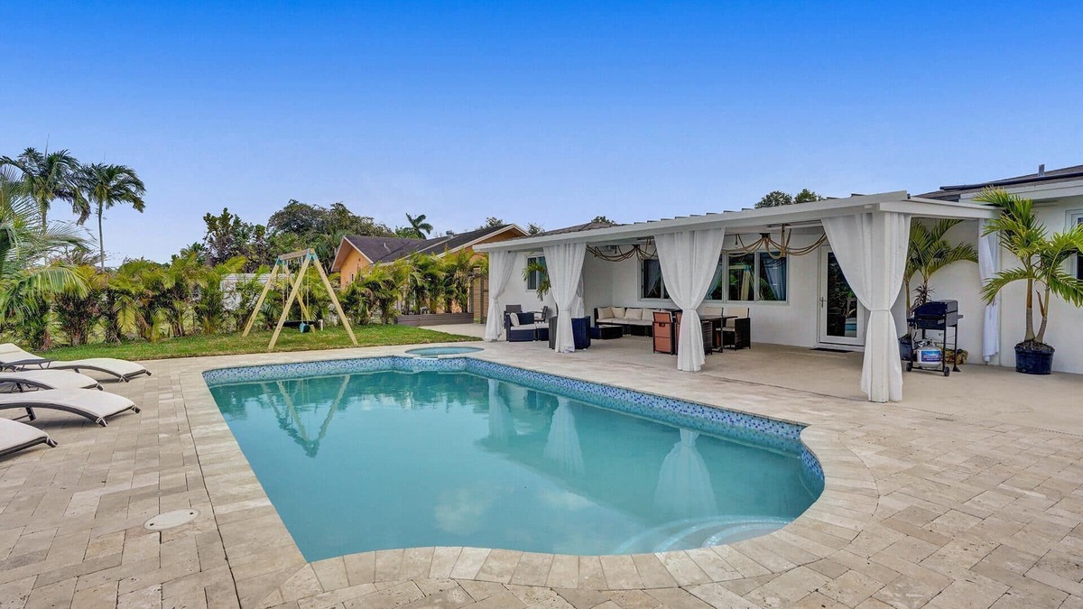 Fort Lauderdale House | Newly remodeled!*WATER FRONT*KING BEDS* HEATED POOL/2 MASTER BEDROOM*POOL TABLE!