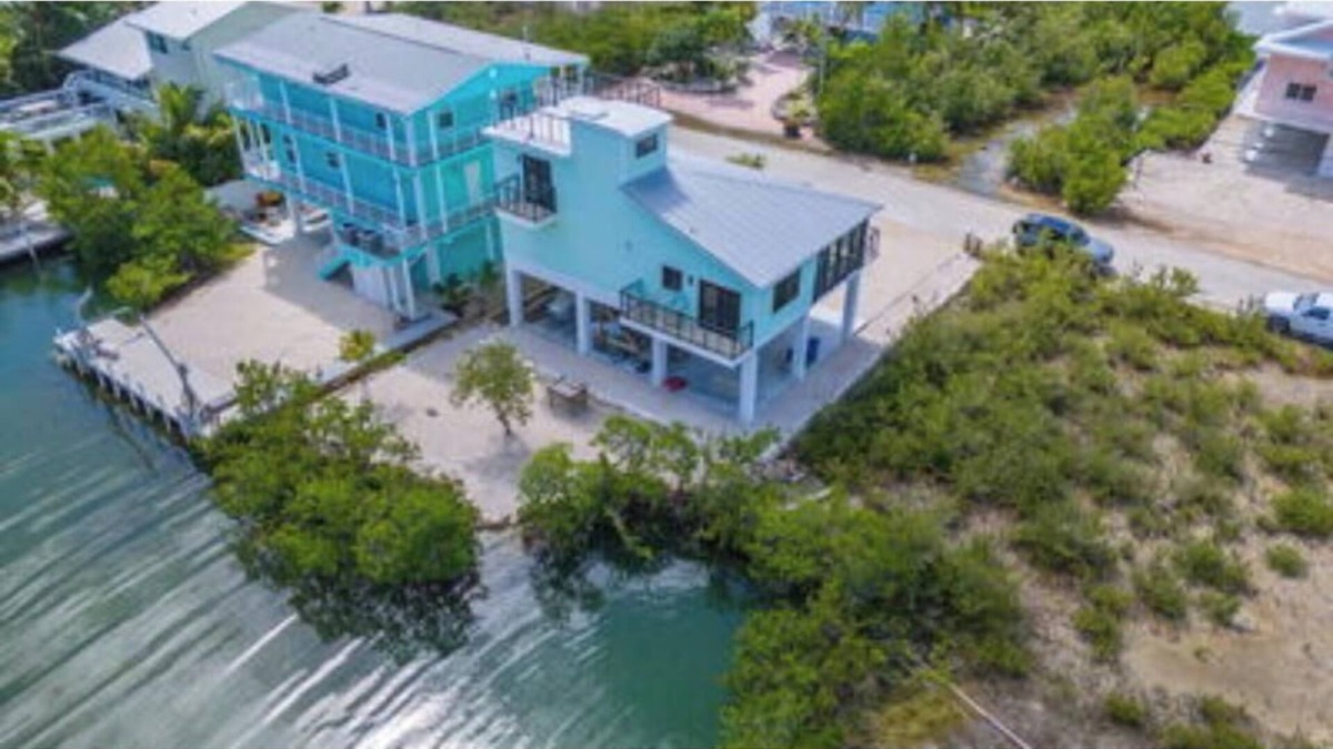 Cutthroat Harbor Estates House | Newly Remodeled Beautiful 3 Bedroom 2 Bath Canal Front Home