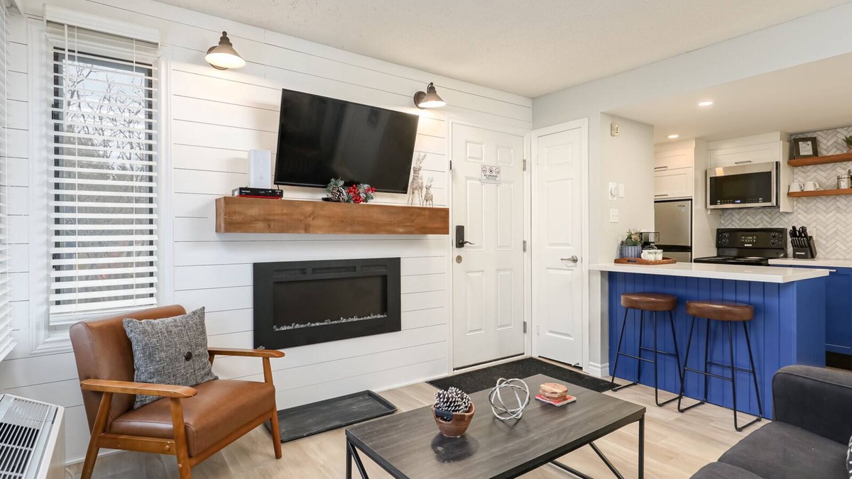 Craigleith Ski Chalet | Newly Renovated Studio at the Base of Blue Mountain