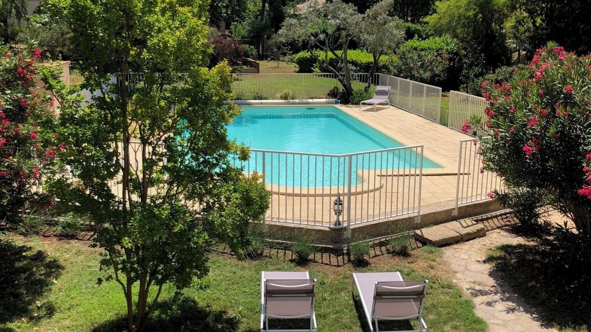 Cornillon-Confoux Apartment | Newly renovated 5 person gite with large shared swimming pool, large garden in Provence