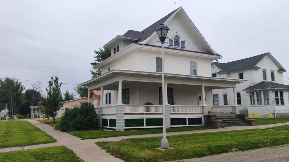 Sutherland House | Newly renovated 19th century 4bdrm 2ba house in quaint Sutherland, IA WiFi, AC
