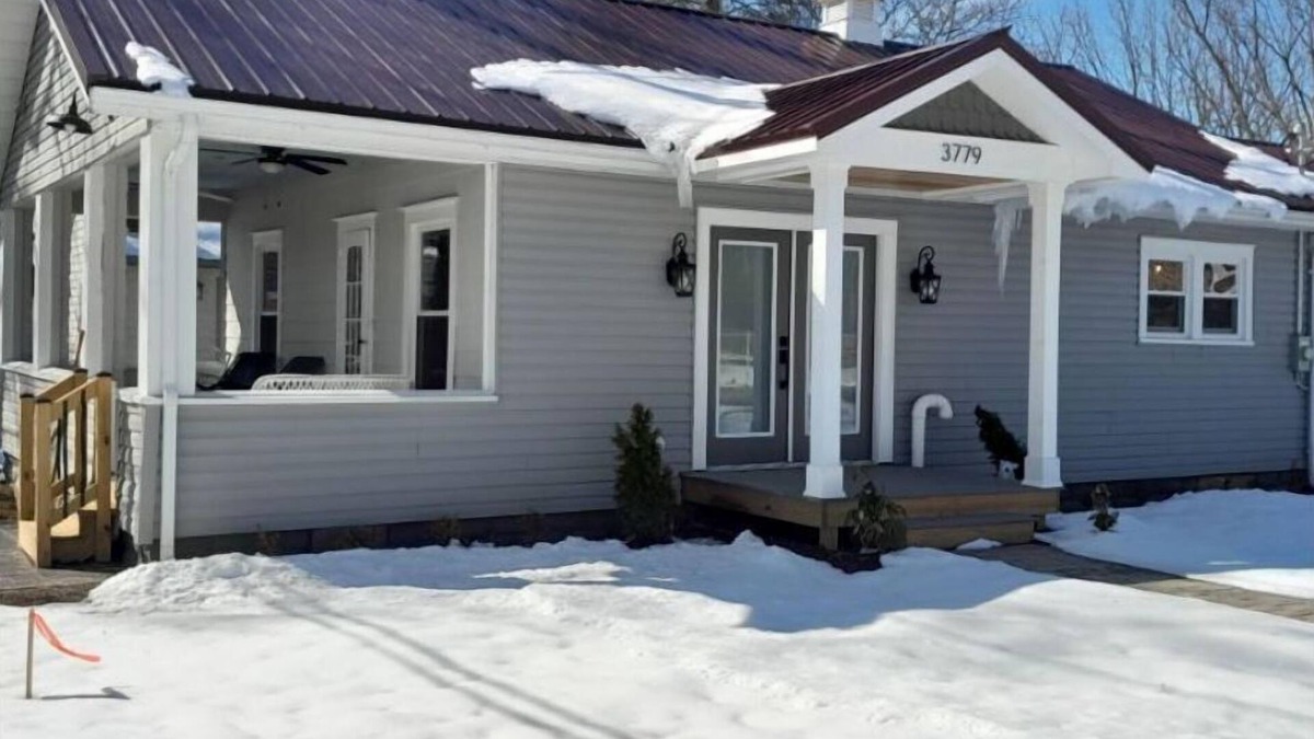 Greenhurst House | newly renovated 2 bath 2 bed on quiet street with lake view