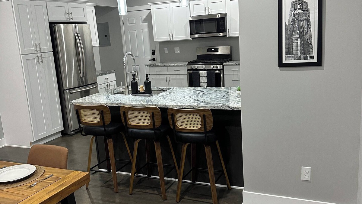 Detroit - Shoreway House | Newly renovated! 2b-2b dbl in Gordon Square, Cleveland! 5mins from downtown!
