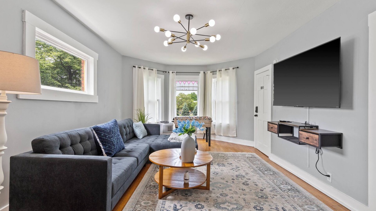 Westside Apartment | Newly Renovated 2BR Apt Near SU, Zoo, Destiny USA & Downtown