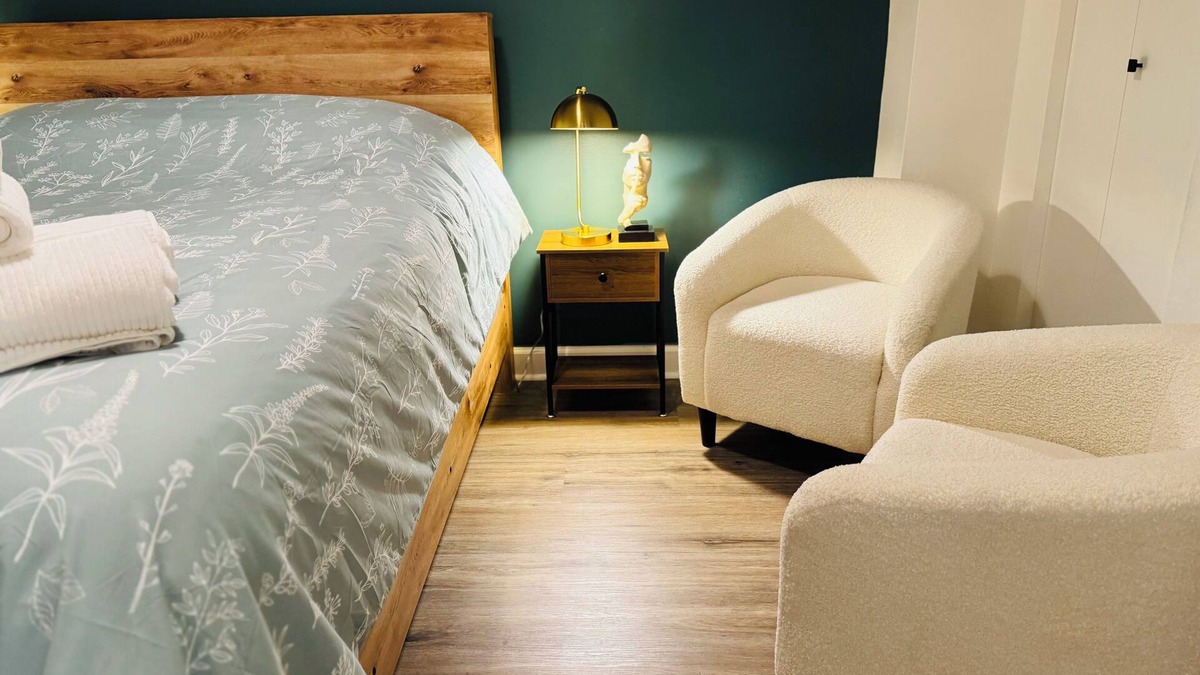 Sheffield and DePaul Apartment | Newly Renovated 2BR Unit Near DePaul University