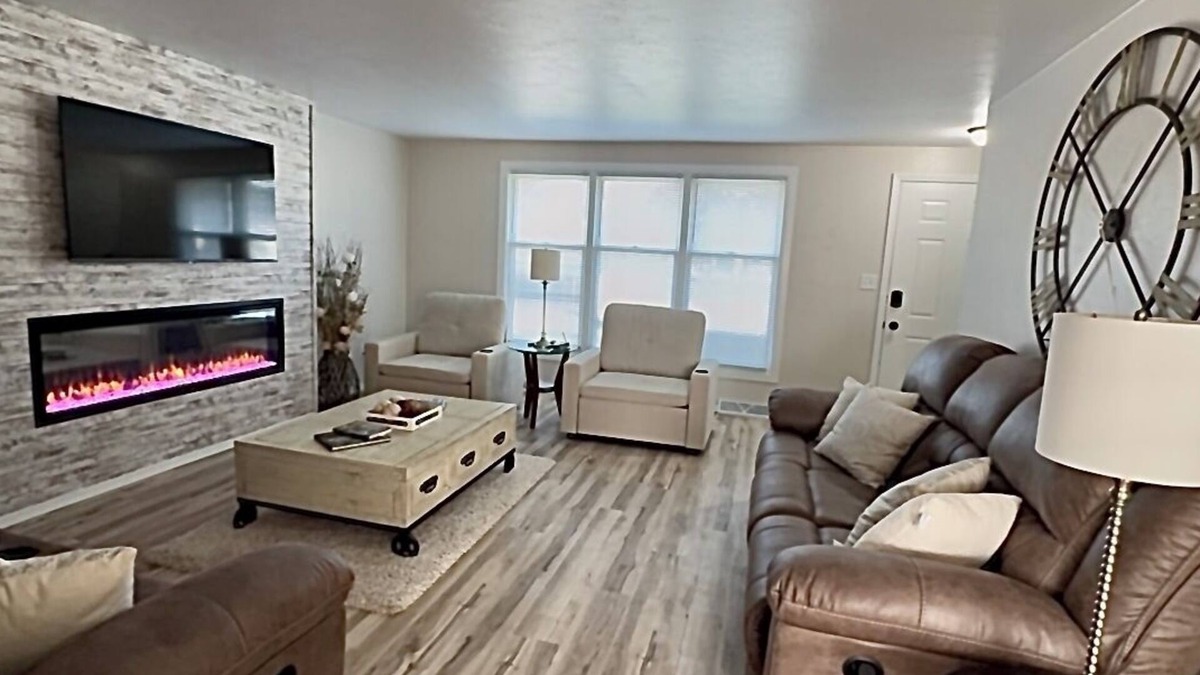 Ashwaubenon House | Newly Renovated 3 bedrooms w/5 beds, 2 bath home w/convenience to everything.