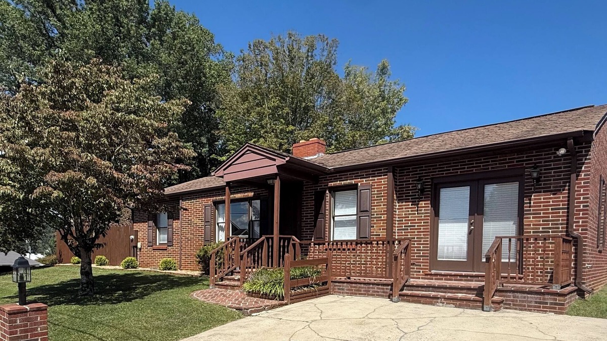 Marion House | Newly renovated 3 beds, 2 baths in Marion. Great space for the whole family!