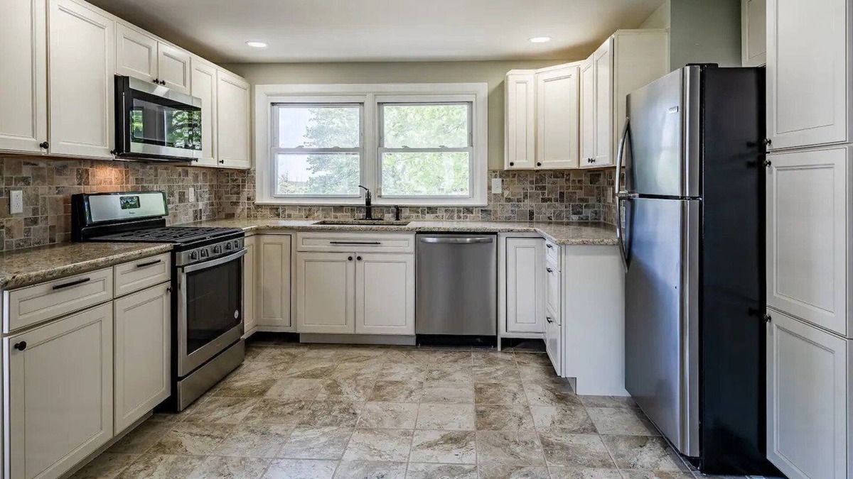 Wilmington House | Newly Renovated 4 bedroom home W/big yard and driveway