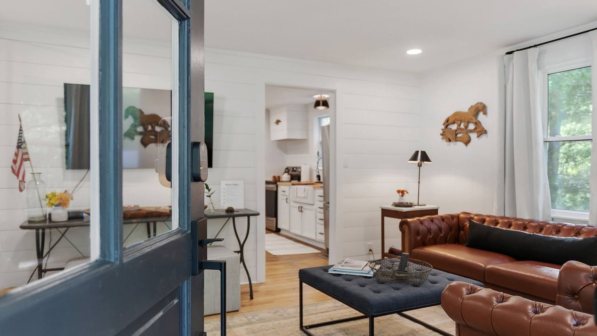 Franklin Cottage | Newly Renovated Charming Little Leiper's Cottage
