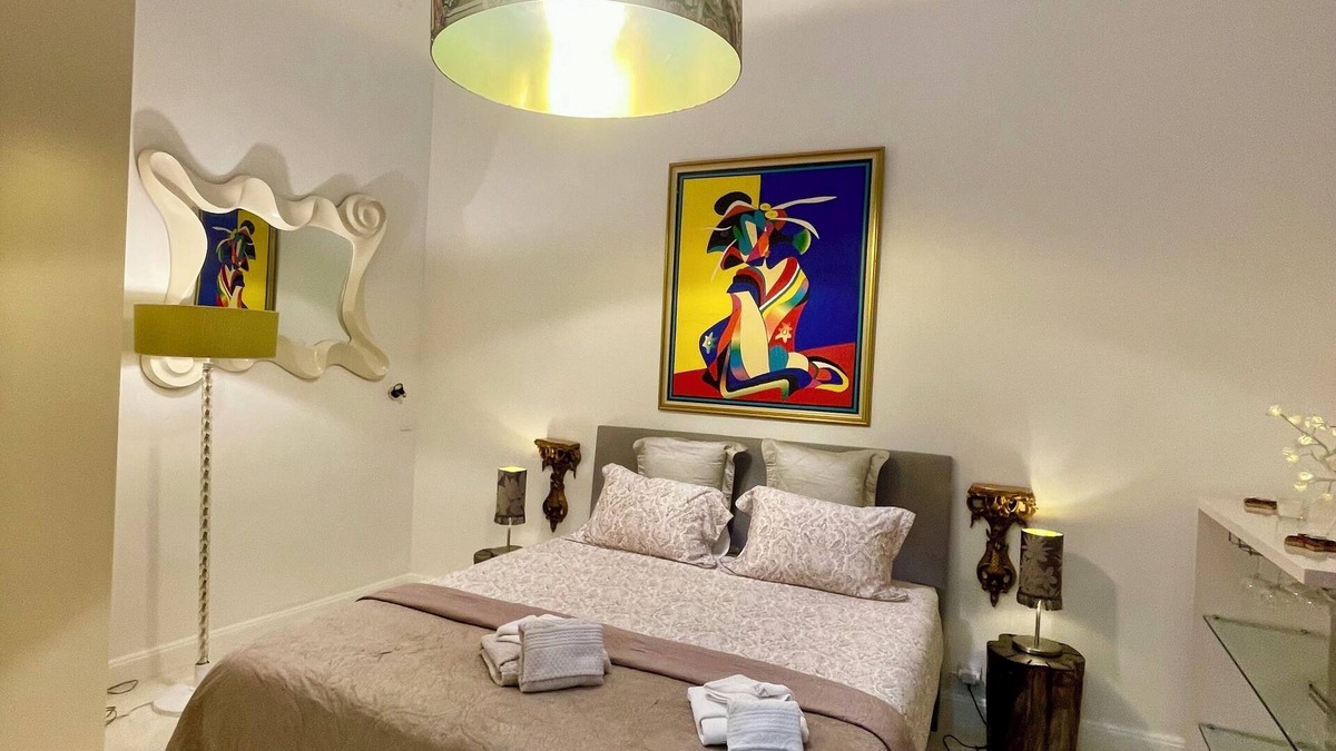 Les Fleurs Apartment | NEWLY RENOVATED CHIC & GLAMOR LARGE STUDIO